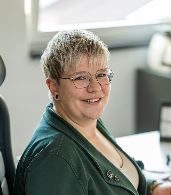 Inke Brinkmann sitzt am Schreibtisch